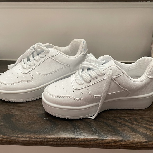 Brand new kids shoes - Picture 2 of 3